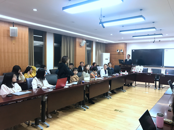 学生积极提问,吕教授耐心解答.jpg 学生积极提问,吕教授耐心解答.jpg