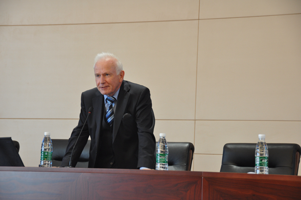 2.Rolf Stürner教授在做报告.jpg 2.Rolf Stürner教授在做报告.jpg