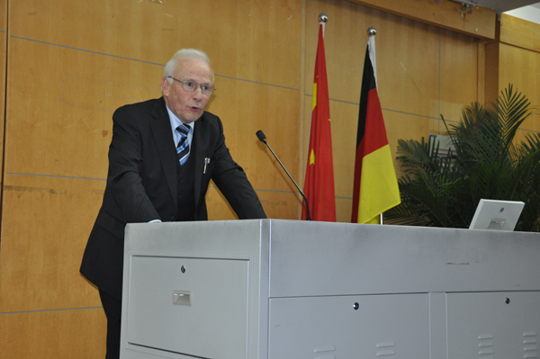 2.Rolf Stürner教授在做报告.JPG 2.Rolf Stürner教授在做报告.JPG